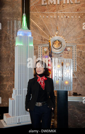 Manhattan, New York, USA. Feb 25, 2014. Deux-fois Tony Award et deux fois l'actrice Emmy Award - Bebe Neuwirth lights l'Empire State Building en vert et bleu en l'honneur de la semaine de sensibilisation aux troubles alimentaires, Mardi, Février, 25, 2014. Credit : Bryan Smith/ZUMAPRESS.com/Alamy Live News Banque D'Images