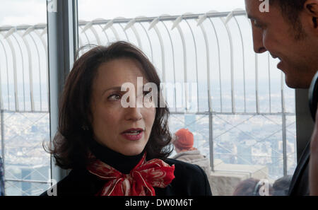 Manhattan, New York, USA. Feb 25, 2014. Deux-fois Tony Award et deux fois l'actrice Emmy Award - Bebe Neuwirth lights l'Empire State Building en vert et bleu en l'honneur de la semaine de sensibilisation aux troubles alimentaires, Mardi, Février, 25, 2014. Credit : Bryan Smith/ZUMAPRESS.com/Alamy Live News Banque D'Images