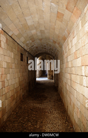 Passage à l'intérieur de pierre vide vieille forteresse médiévale allumé par Sun à la fin. Banque D'Images