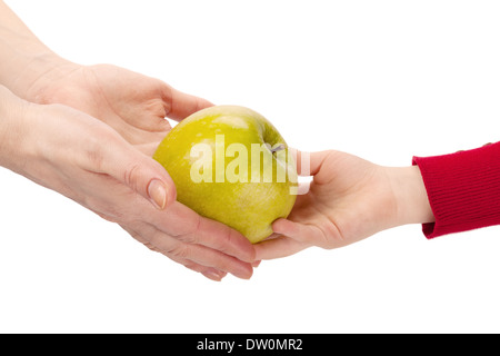 Les mains des mères laisser à Apple pour les mains de l'enfant isolé sur fond blanc Banque D'Images