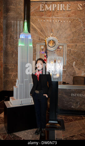 Manhattan, New York, USA. Feb 25, 2014. Deux-fois Tony Award et deux fois l'actrice Emmy Award - Bebe Neuwirth lights l'Empire State Building en vert et bleu en l'honneur de la semaine de sensibilisation aux troubles alimentaires, Mardi, Février, 25, 2014. Credit : Bryan Smith/ZUMAPRESS.com/Alamy Live News Banque D'Images