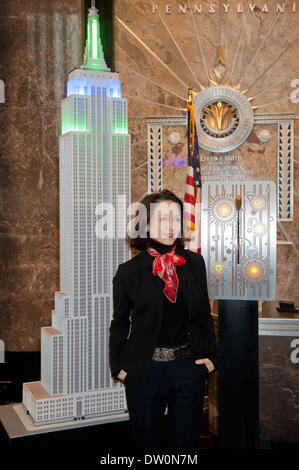 Manhattan, New York, USA. Feb 25, 2014. Deux-fois Tony Award et deux fois l'actrice Emmy Award - Bebe Neuwirth lights l'Empire State Building en vert et bleu en l'honneur de la semaine de sensibilisation aux troubles alimentaires, Mardi, Février, 25, 2014. Credit : Bryan Smith/ZUMAPRESS.com/Alamy Live News Banque D'Images