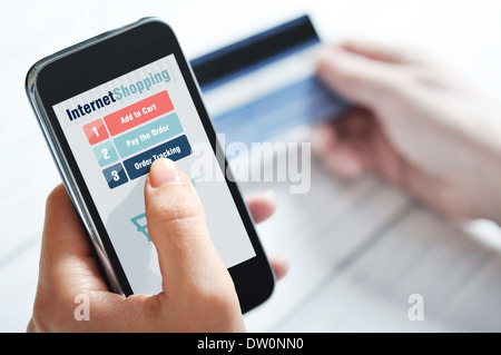 Les mains à l'aide de mobile pour les achats sur internet Banque D'Images