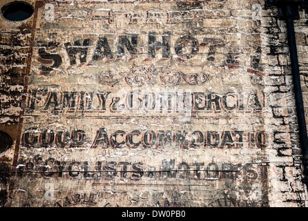 Vieux mur historique de la services de publicité signes Swan Hotel à Bradford on Avon dans antan Banque D'Images