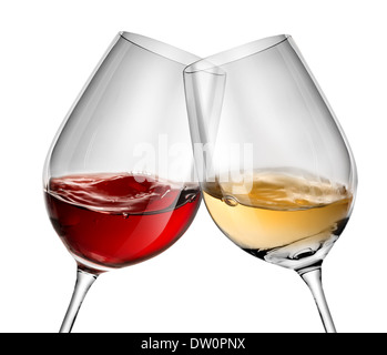 Transporter du vin dans deux wineglasses isolated on white Banque D'Images