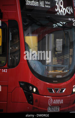 Londres, Royaume-Uni. Feb 25, 2014. Cycliste conduit à l'hôpital, à condition mortelle après collision avec un bus à Clapham Junction centre de Londres. Credit : JOHNNY ARMSTEAD/Alamy Live News Banque D'Images