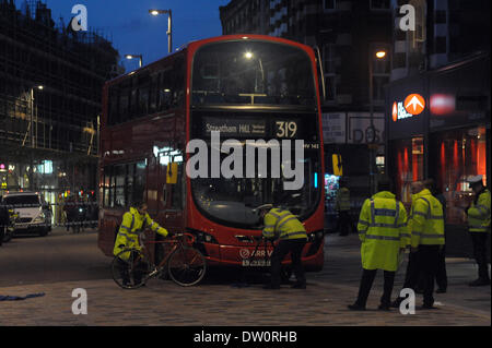 Londres, Royaume-Uni. Feb 25, 2014. Cycliste conduit à l'hôpital, à condition mortelle après collision avec un bus à Clapham Junction centre de Londres. Credit : JOHNNY ARMSTEAD/Alamy Live News Banque D'Images