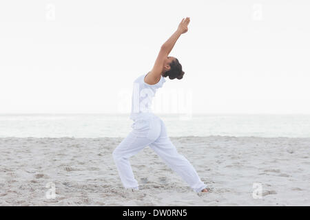 Femme en bas sur une jambe yoga pose Banque D'Images