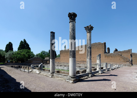 Vue reste Palais d'hiver grande cour à colonnade ou Peschiera Italie Tivoli Villa Adriana avait initialement un Banque D'Images