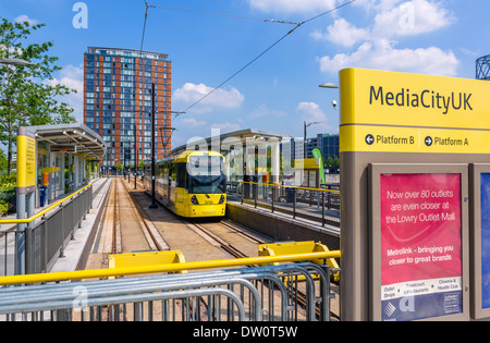 Au train léger sur rail Metrolink station MediacityUK, Salford Quays, Manchester, Angleterre, RU Banque D'Images