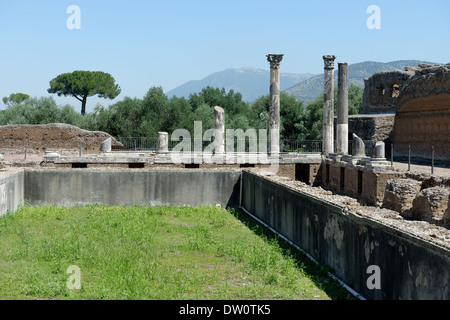 Vue reste Palais d'hiver grande cour à colonnade ou Peschiera Italie Tivoli Villa Adriana avait initialement un Banque D'Images