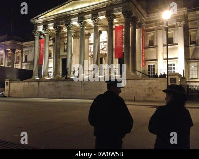 Londres, Royaume-Uni. Feb 25, 2014. Cordon de police off zone en dehors de la National Gallery à Trafalgar Square, Londres, que l'homme menace de sauter du rebord. NOTE : image prise sur l'iphone. Credit : Nelson Pereira/Alamy Live News Banque D'Images