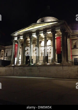 Londres, Royaume-Uni. Feb 25, 2014. Cordon de police off zone en dehors de la National Gallery à Trafalgar Square, Londres, que l'homme menace de sauter du rebord. NOTE : image prise sur l'iphone. Credit : Nelson Pereira/Alamy Live News Banque D'Images