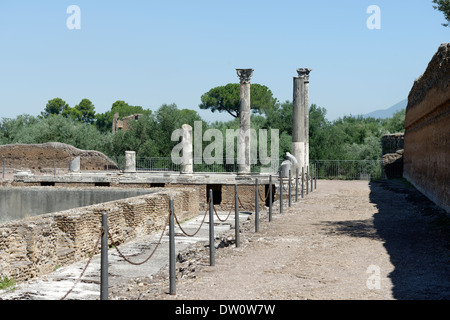 Vue reste Palais d'hiver grande cour à colonnade ou Peschiera Italie Tivoli Villa Adriana avait initialement un Banque D'Images