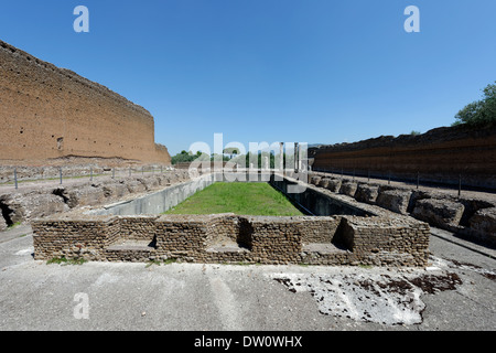 Vue reste Palais d'hiver grande cour à colonnade ou Peschiera Italie Tivoli Villa Adriana avait initialement un Banque D'Images