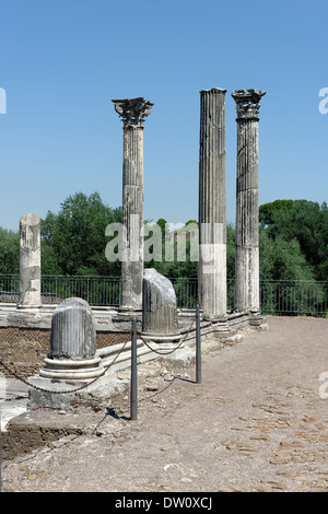 Vue reste Palais d'hiver grande cour à colonnade ou Peschiera Italie Tivoli Villa Adriana avait initialement un Banque D'Images