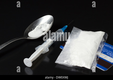 Avec une cuillère et une seringue d'héroïne cuit Banque D'Images
