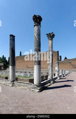 Vue reste Palais d'hiver grande cour à colonnade ou Peschiera Italie Tivoli Villa Adriana avait initialement un Banque D'Images