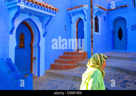 Femme en costume traditionnel, Chefchaouen, Maroc, Afrique du Nord Banque D'Images