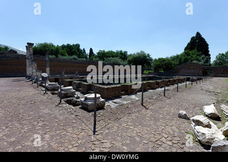 Vue reste Palais d'hiver grande cour à colonnade ou Peschiera Italie Tivoli Villa Adriana avait initialement un Banque D'Images