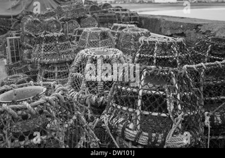 Pile de casiers à crabe et homard empilés contre le mur du port dans le port de Paignton Devon UK Banque D'Images