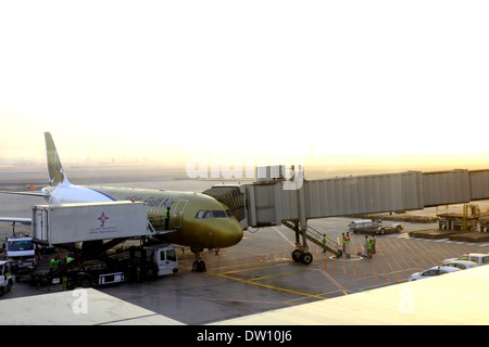 Airbus d'être chargés à l'Aéroport International de Bahreïn, Manama, Royaume de Bahreïn Banque D'Images