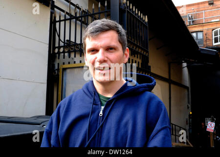 Londres, Royaume-Uni. Feb 25, 2014. Nigel Harman prend une pause de répétitions de "Je ne peux pas chanter" où il joue le rôle de Simon Cowell. L'ouverture a été retardée en raison de problèmes techniques Crédit : Rachel Megawhat/Alamy Live News Banque D'Images