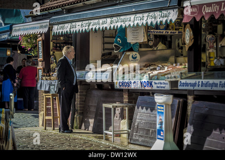 L'homme à l'étal des poissonniers au marché de New York, au Royaume-Uni. Banque D'Images