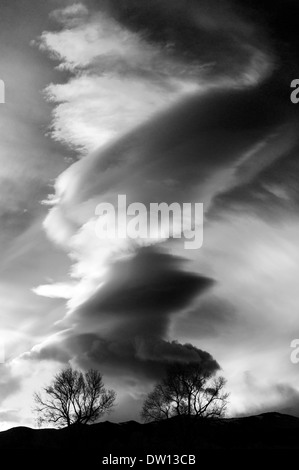 Vue en noir et blanc de nuages inhabituels dans le Colorado, USA Banque D'Images