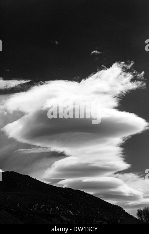 Vue en noir et blanc de nuages inhabituels dans le Colorado, USA Banque D'Images