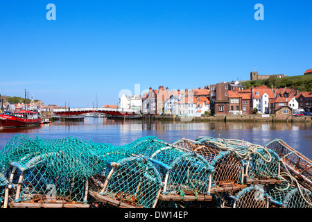 Vue depuis le port de Whitby en regardant vers le pont et l'abbaye sur la droite. Banque D'Images