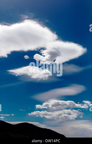 Filandreux nuages blancs flottent dans un ciel bleu azur au Colorado Banque D'Images