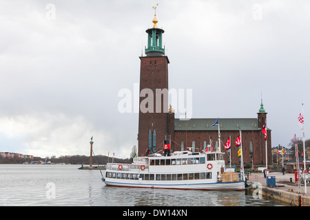 Hôtel de ville (Stadshuset) sur King's Island à Stockholm, en Suède, sur les rives de l'Riddarfjärd. Banque D'Images