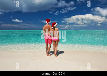 Couple in Santa's hat sur une plage des Maldives Banque D'Images