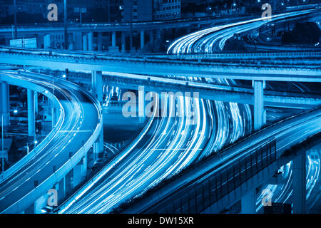 Des sentiers de lumière sur le viaduc Banque D'Images