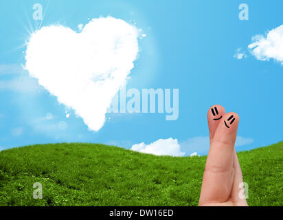 Heureux smiley à doigts en forme de coeur au cloud Banque D'Images