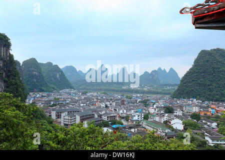 Yangshuo county town at Dusk Banque D'Images