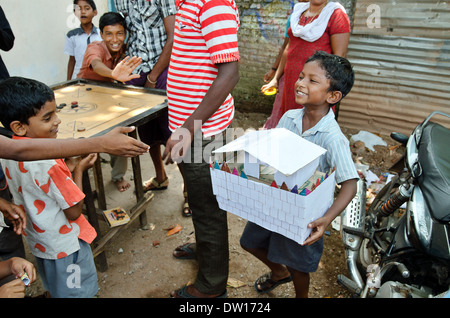 Les enfants jouent en quartier pauvre de Kollam, Kerala, Inde Banque D'Images