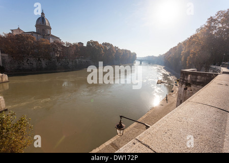 Scène du Tibre, Rome Italie. Banque D'Images