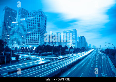 Light trails in ville moderne Banque D'Images