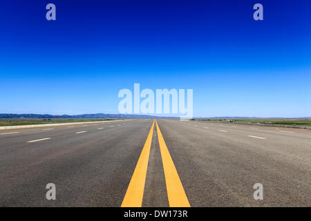 L'autoroute en steppe against a blue sky Banque D'Images