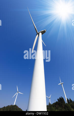 L'énergie éolienne against a blue sky Banque D'Images