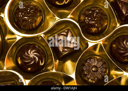 Bonbons au chocolat dans une boîte dorée Banque D'Images