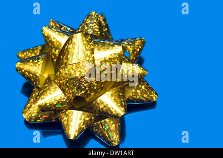 Archet d'or sur fond bleu Banque D'Images