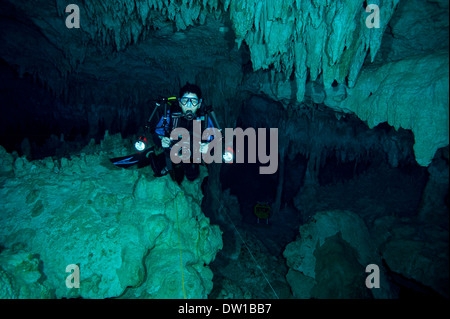 Piscine de plongée sous-marine à travers le Grand Cenote grotte, péninsule du Yucatan, Mexique Banque D'Images