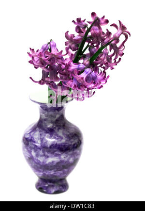 Fleurs violettes en vase bleu Banque D'Images