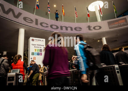 Barcelone, Espagne. 25 février 2014 : Les participants de la 9e édition du Mobile World Congress de Barcelone entre l'espace d'exposition du complexe Fira Gran Via. Credit : matthi/Alamy Live News Banque D'Images