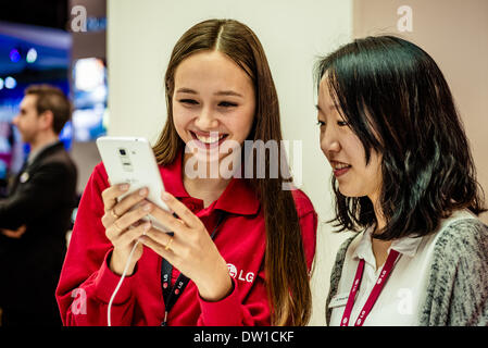 Barcelone, Espagne. 25 février 2014 : à l'Hôtesses LG exhibition stand au Mobile World Congress 2014 s'amuser avec Pro 2 téléphone mobile. Credit : matthi/Alamy Live News Banque D'Images