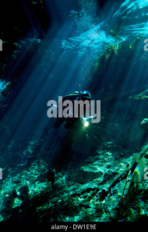 Piscine de plongée sous-marine par le Chac Mool Cenote grotte, péninsule du Yucatan, Mexique Banque D'Images