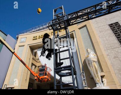 Los Angeles, 25 février. 2e Mar, 2014. Les travailleurs mis en place en face de la scène du théâtre Dolby dans la préparation de la 86e soirée des Oscars à Hollywood de Los Angeles, États-Unis, le 25 février 2014. La 86e Academy Awards aura lieu le 2 mars 2014. © Zhao Hanrong/Xinhua/Alamy Live News Banque D'Images